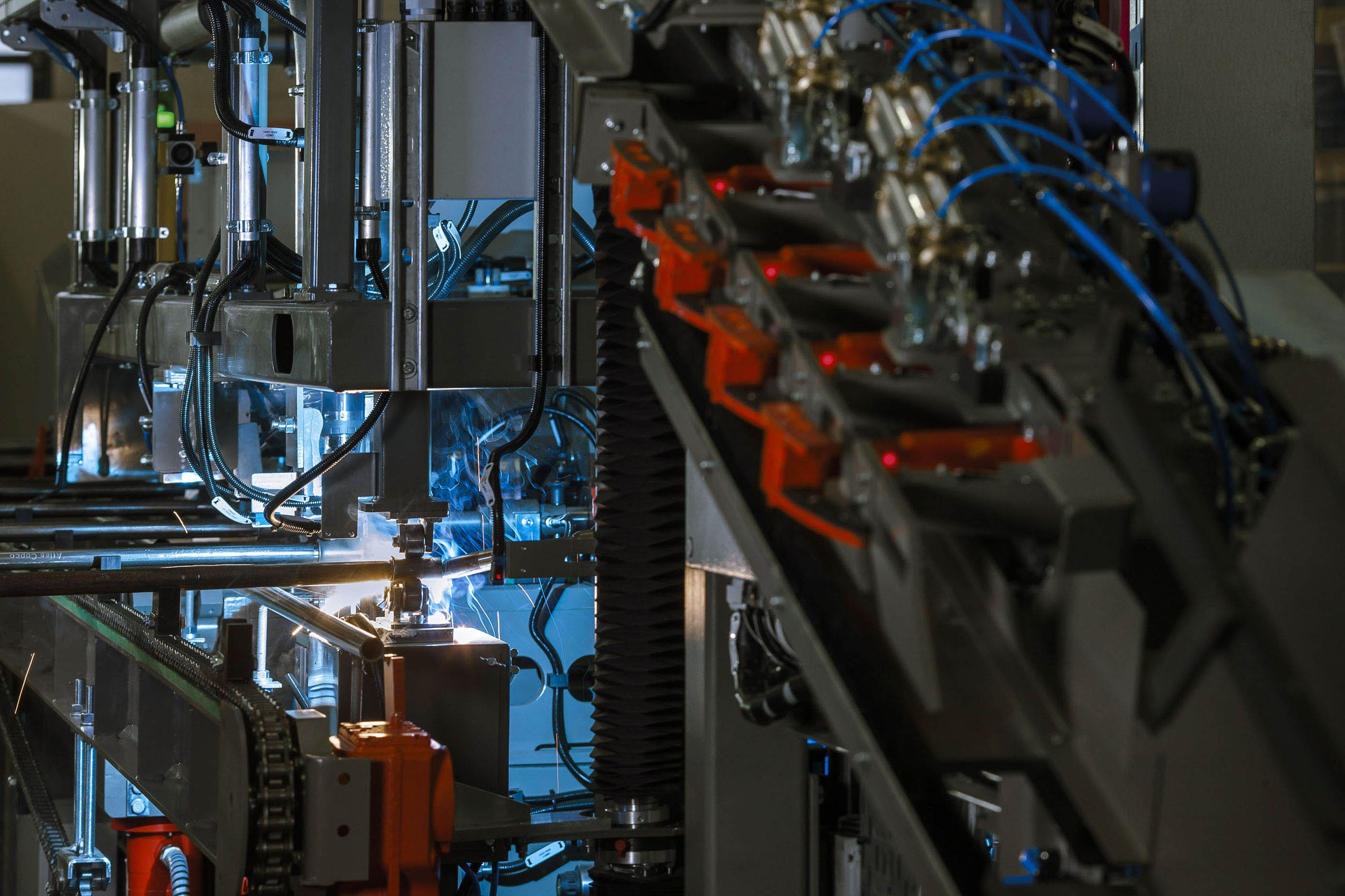 Schweißroboter einer automatisierten Fertigungsstraße für Felsanker