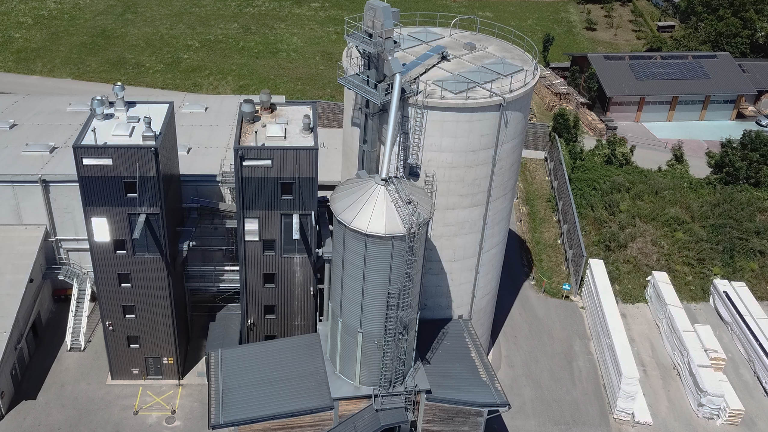 Der patentierte TECCON PELLET.TURM ist eine skalierbare, modular und kompakte aufgebaute Anlage zur effizienten Produktion von hochwertigen Holzpellets aus Sägenebenprodukten