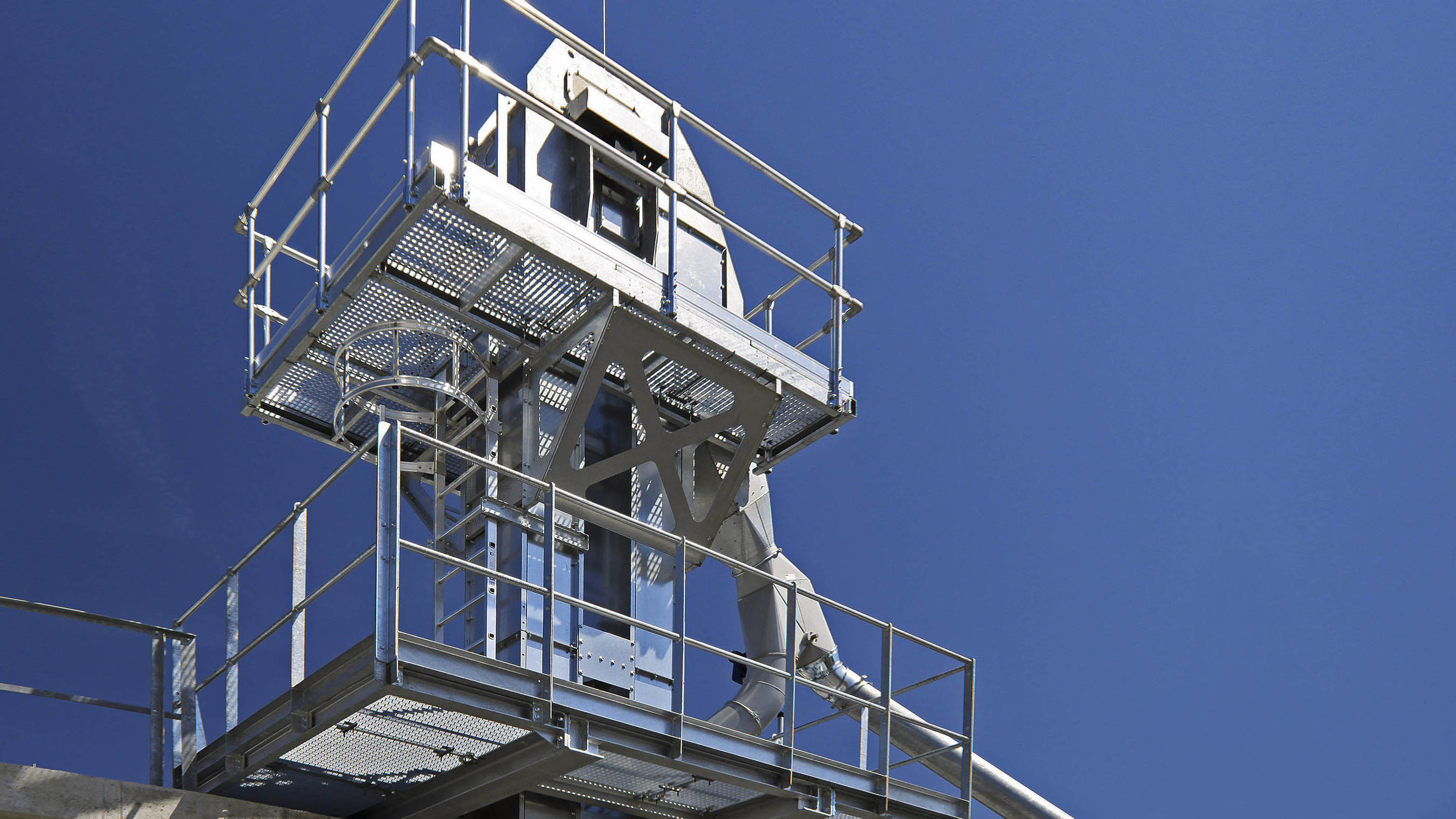 Podeste und Leitern aus verzinktem Stahl