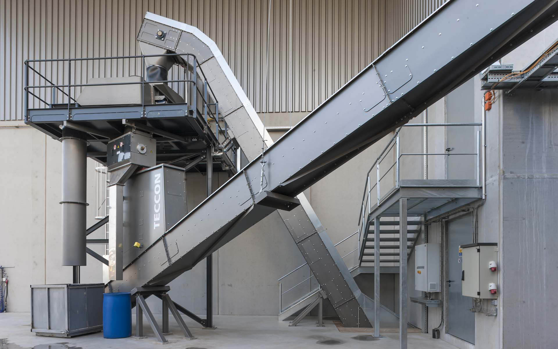 Conveyor technology of a wood pellet plant