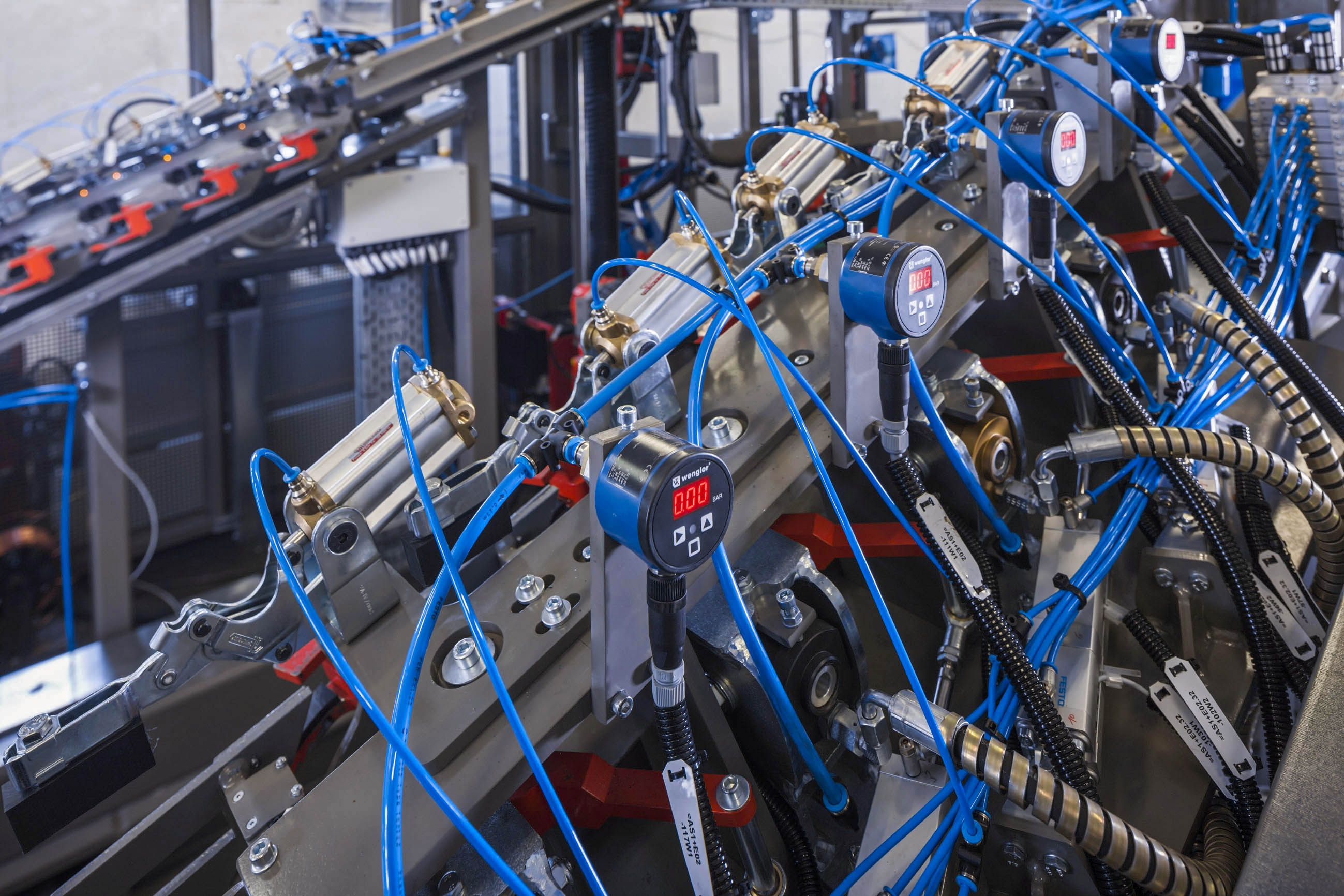 Mechatronics for flexible production for rock anchors