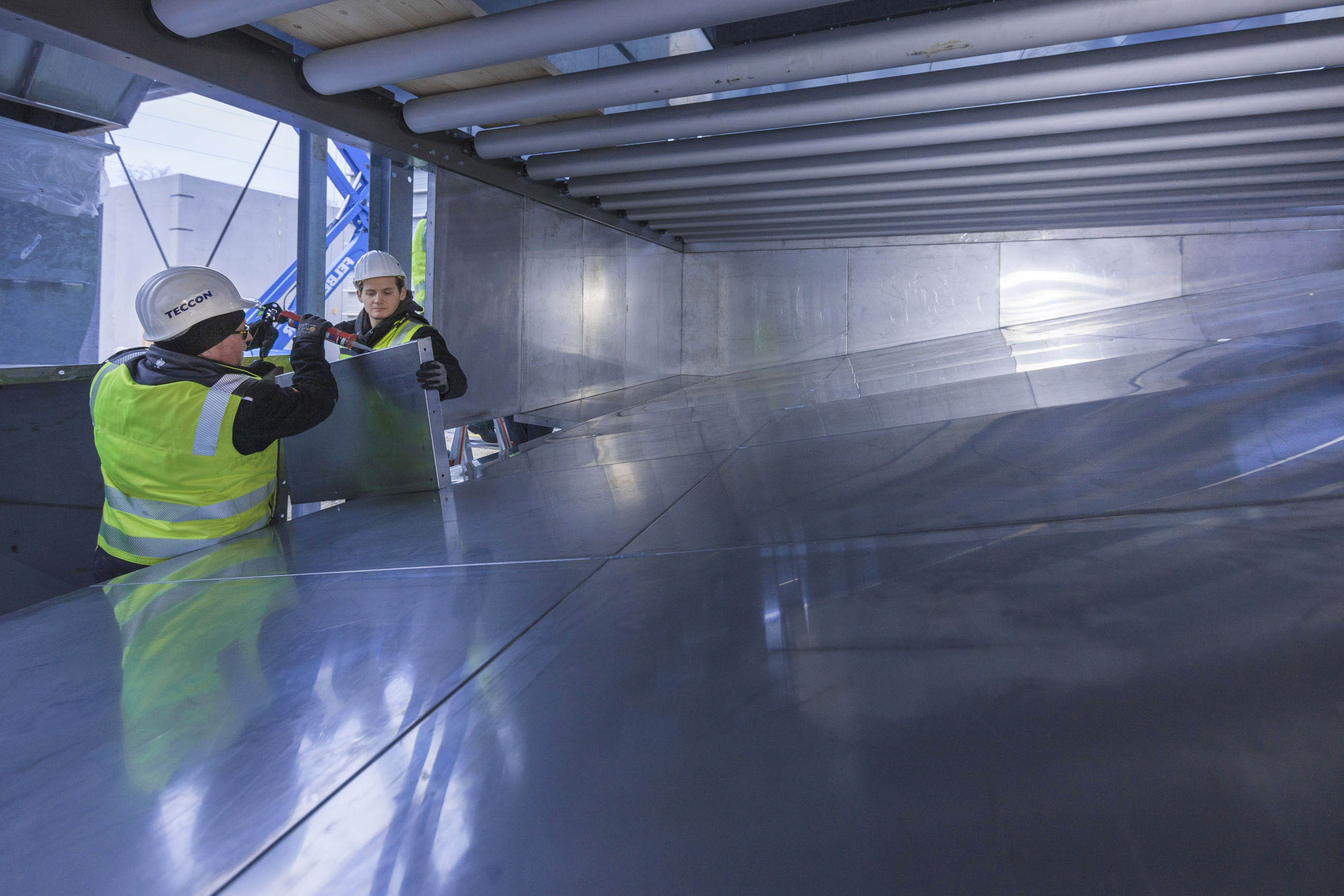 Assembly of a belt dryer for a plant for the production of wood pellets